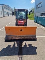 Tracteur équipé pour le service de déneigement 