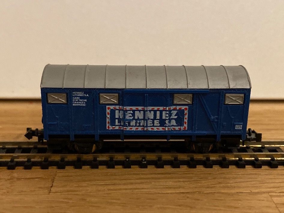 Lima Modellini di ferrovie: Lima Güterwagen "Henniez" – Nuovo (secondo la descrizione) da Schlierbach venduto da Look8