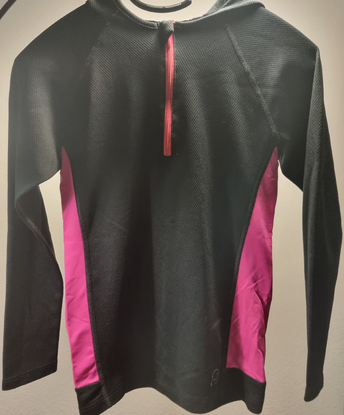 Pullover & Sweatshirts: Sportlicher Kapuzenpullover, Gr. 152, schwarz/pink – Gebraucht aus Langnau am Albis von bro_lh5f 1