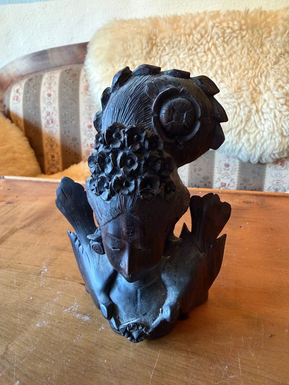 Sculture & Statue: Bali, geschnitzte Holzfigur, mit kunstvollem Blumen-Schmuck – Usato da Zofingen venduto da Schekke