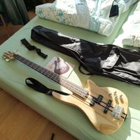 E-Bass Gear4music Natur mit Ständer und Tasche,praktisch neu