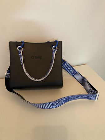 O Bag Handtasche schwarz mit blauem Schulterriemen neu