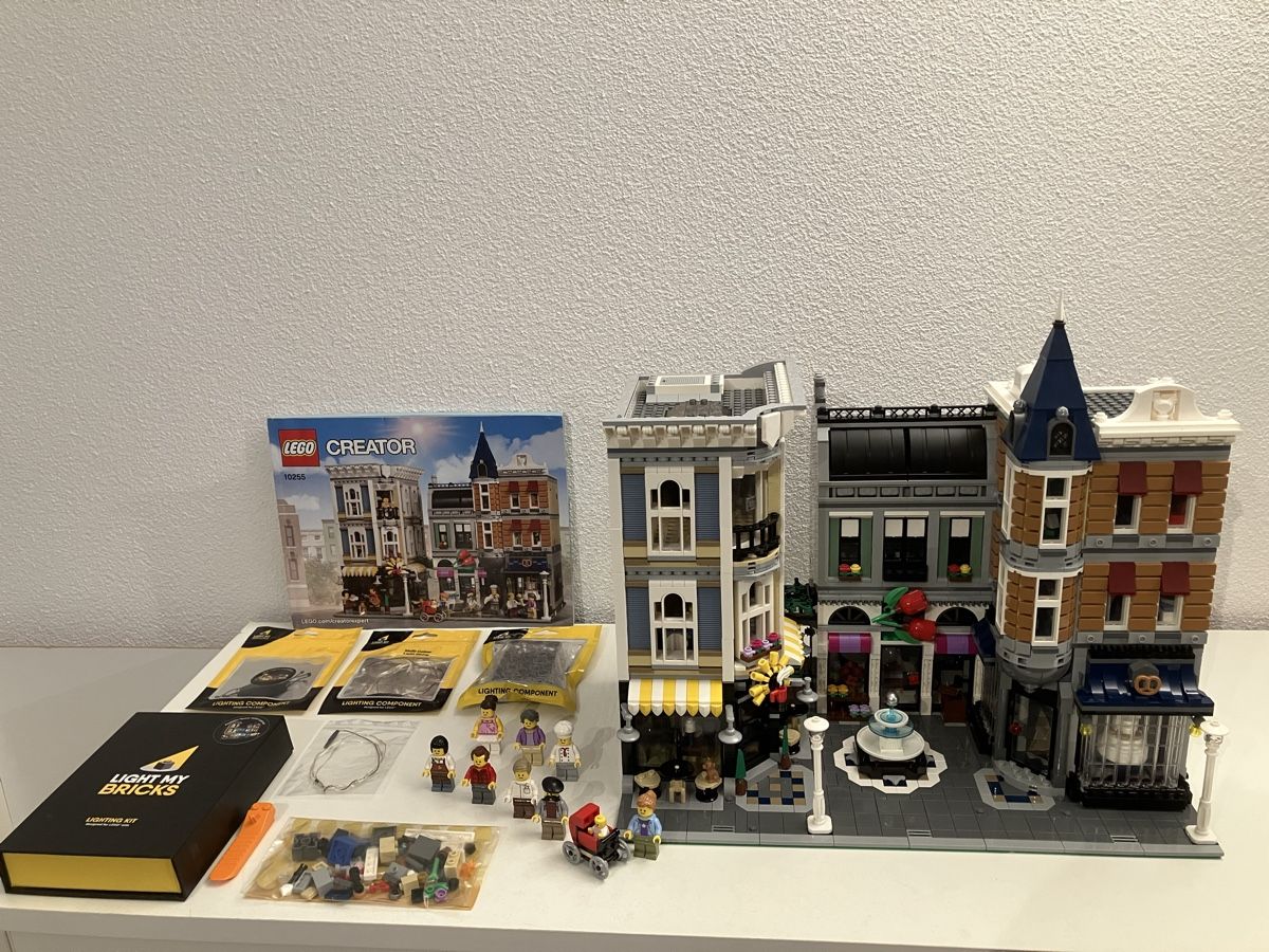 Lego Kit di costruzioni: Lego Creator Expert Assembly Square 10255 + Lichtset 💡 – Usato da Willisau venduto da BettyBond