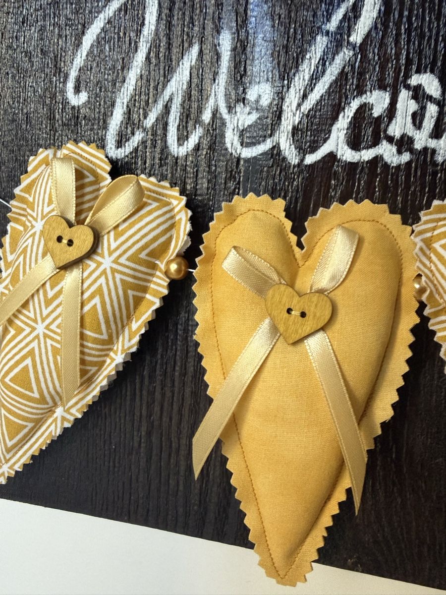 Tutte le decorazioni: Handgemachtes Welcome- Schild aus Holz mit Stoffherzen – Nuovo e nell'imballaggio originale da Buch am Irchel venduto da Sweetharth 1