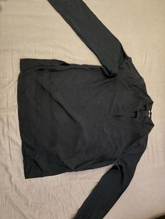 black long-sleeved T-shirt