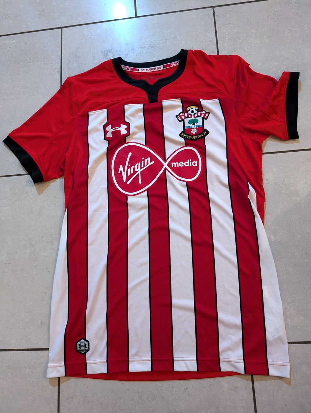 Leibchen & Hosen: FC SOUTHAMPTON TRIKOT - JG.2018/19 - GRÖSSE M – Gebraucht aus Spiegel b. Bern von Natix