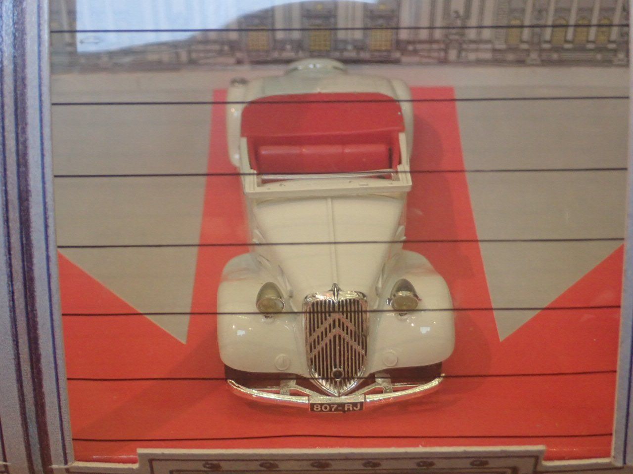 VOITURE MINIATURE AU 1/43: CITROEN Traction 22CV faux cab. NOREV ed. ligne noire EUR 48,00 - FR