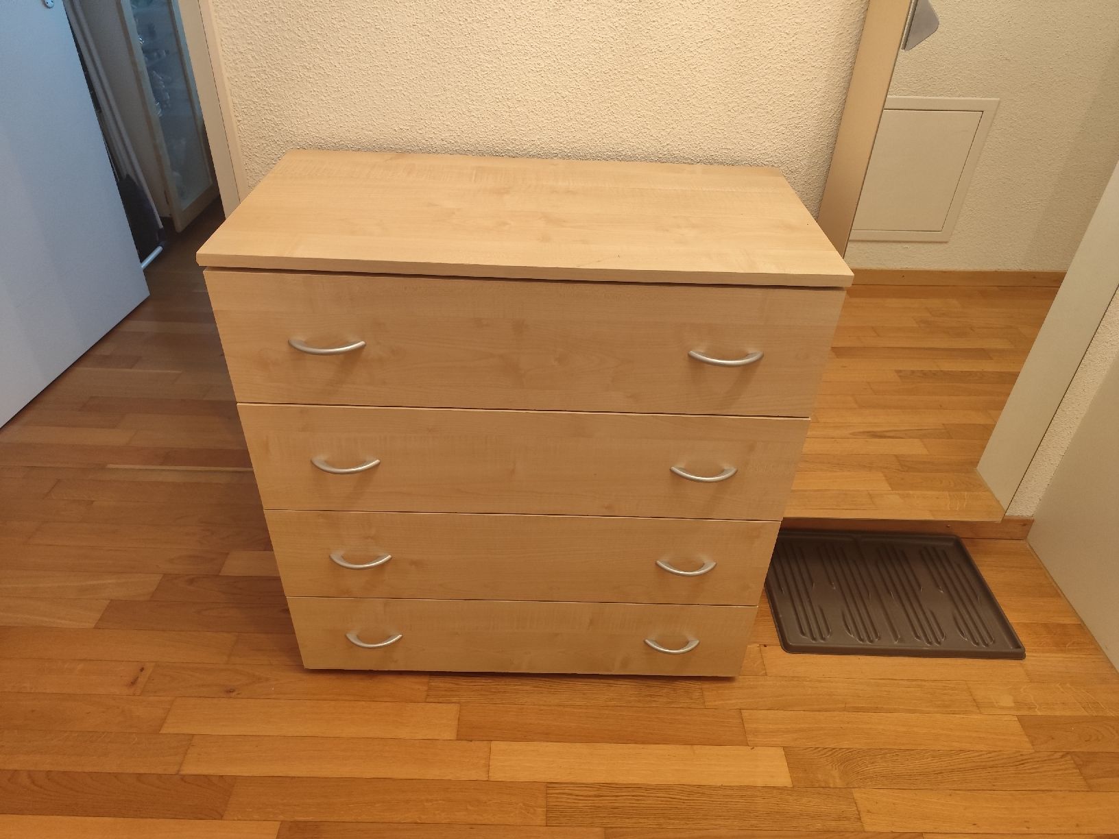 Cassettiere: Gebrauchte Holzkommode mit 4 Schubladen, – Usato da Effretikon venduto da Dragon9