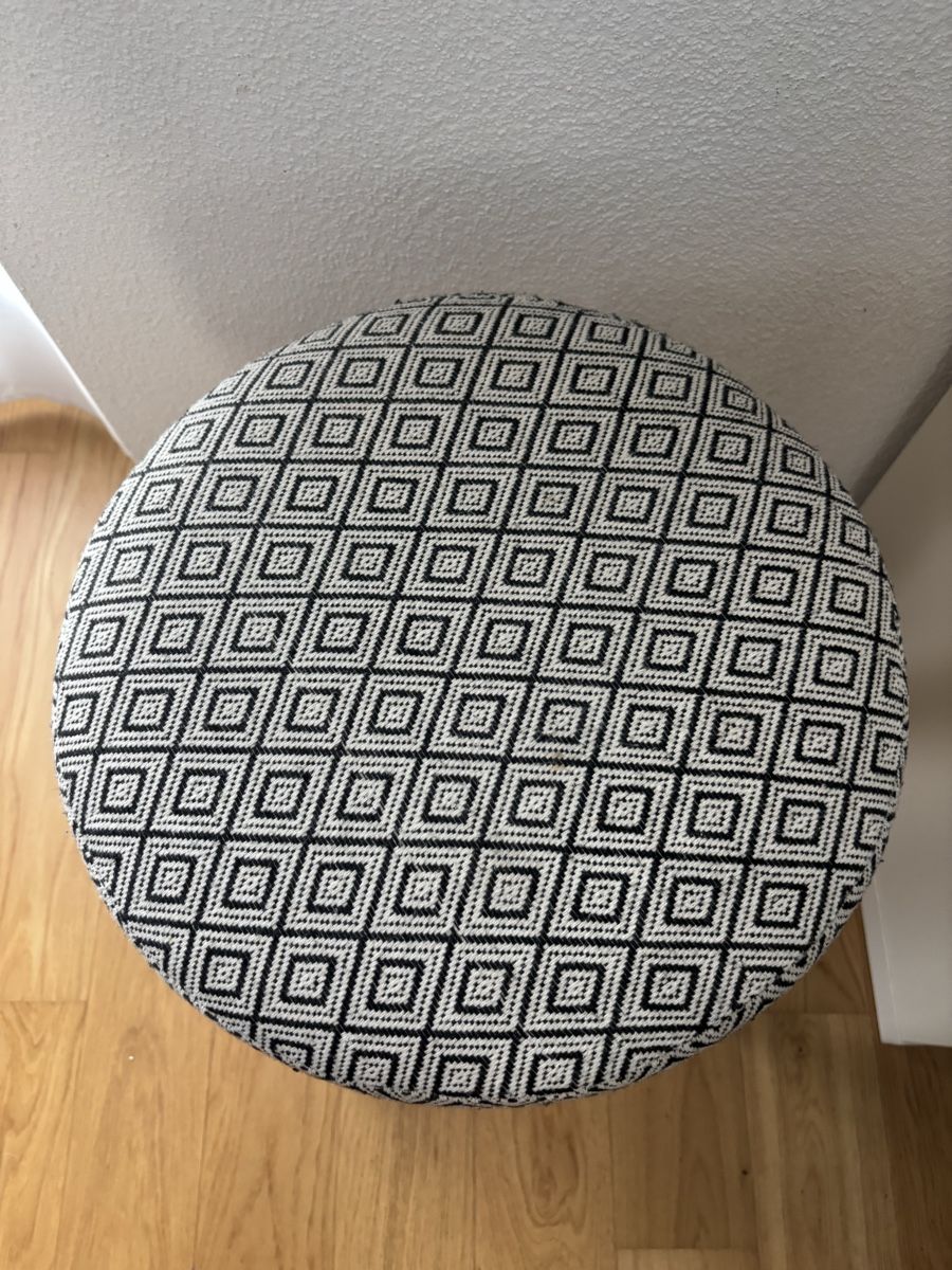 Hocker: Hocker mit Muster, Holzbeine – Neu (gemäss Beschreibung) aus Staufen von sarinaluescher 1