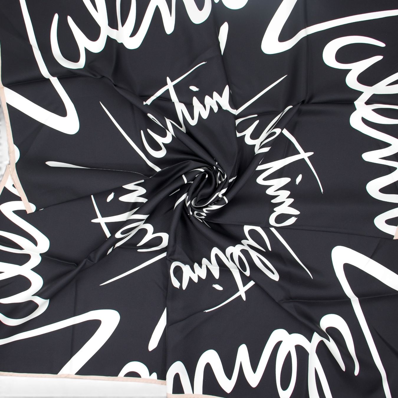 Valentino Foulards, Tücher & Schals: Valentino Seidentuch schwarz/rosa – Gebraucht aus Binningen von Designerlabels 5