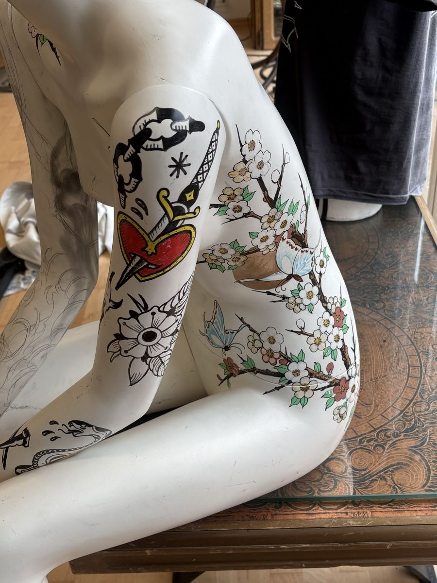 Allestimento di negozi e stand fieristici: Tattooed Mannequin   – Usato da Obermumpf venduto da davetattoo