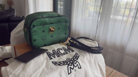 Grüne MCM Crossbody- / Kameratasche aus Visetos Monogramm