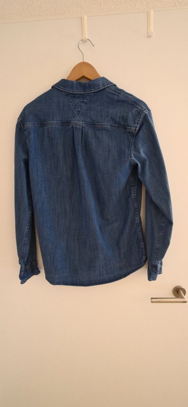 Tommy Hilfiger Hemden, T-Shirts & Polos: Jeanshemd Tommy Hilfiger – Neu (gemäss Beschreibung) aus Hausen am Albis von Dorinan 1