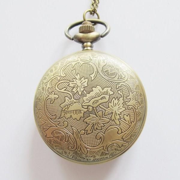 Uhren: Umhängeuhr Relief / Ornament mit Kette – Neu (gemäss Beschreibung) aus Schwanden GL von UHRKNALL 1