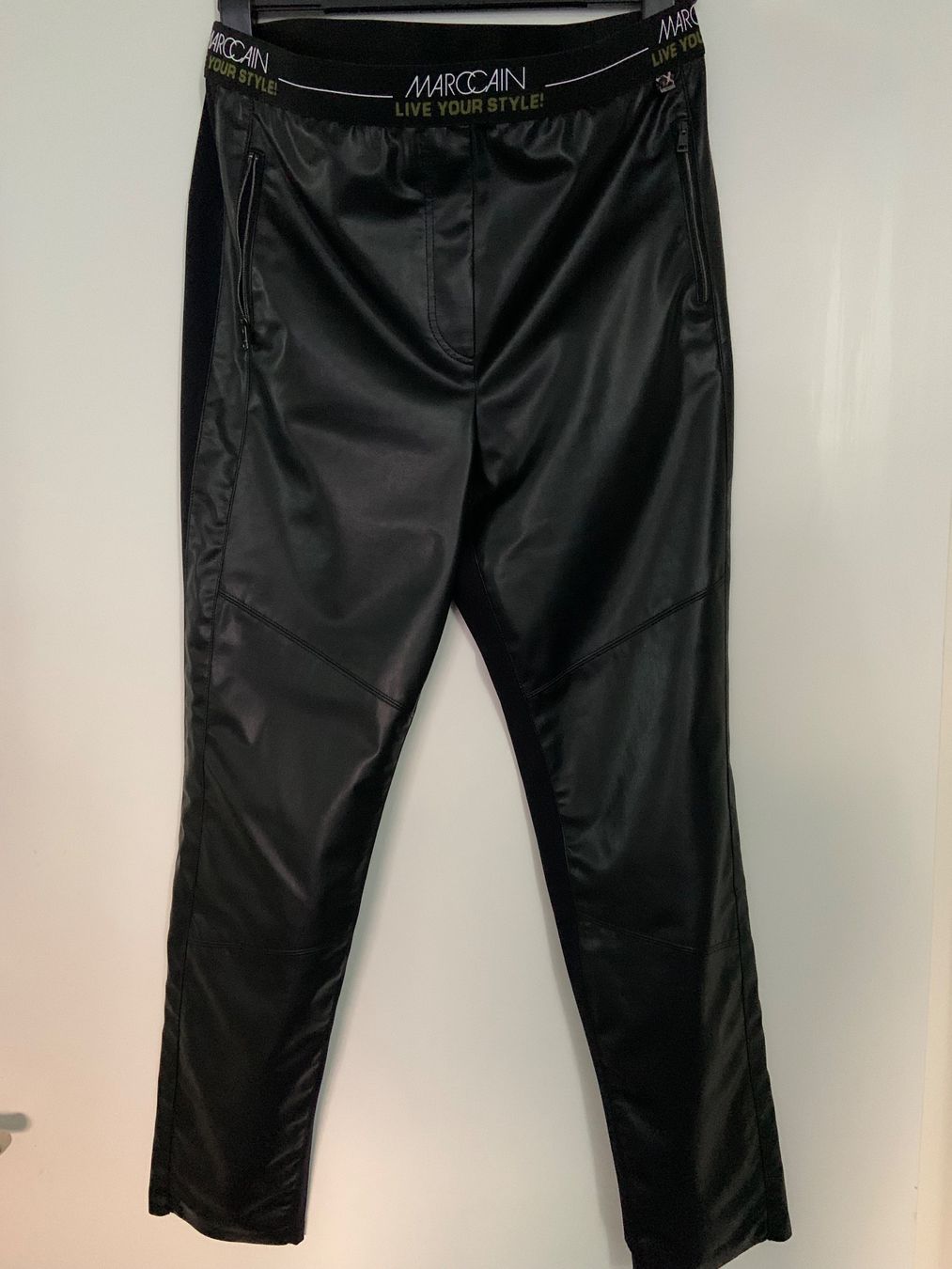 Marc Cain Pantaloni: Marc Cain Hose in Lederoptik, schwarz, Grösse Nr. 4 – Usato da Niederteufen venduto da mix18