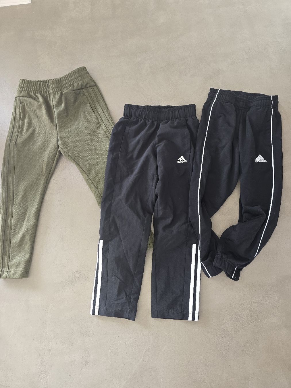 Adidas Pantaloni: Adidas Trainerhose Grösse 116 – Usato da Büron venduto da Liv7