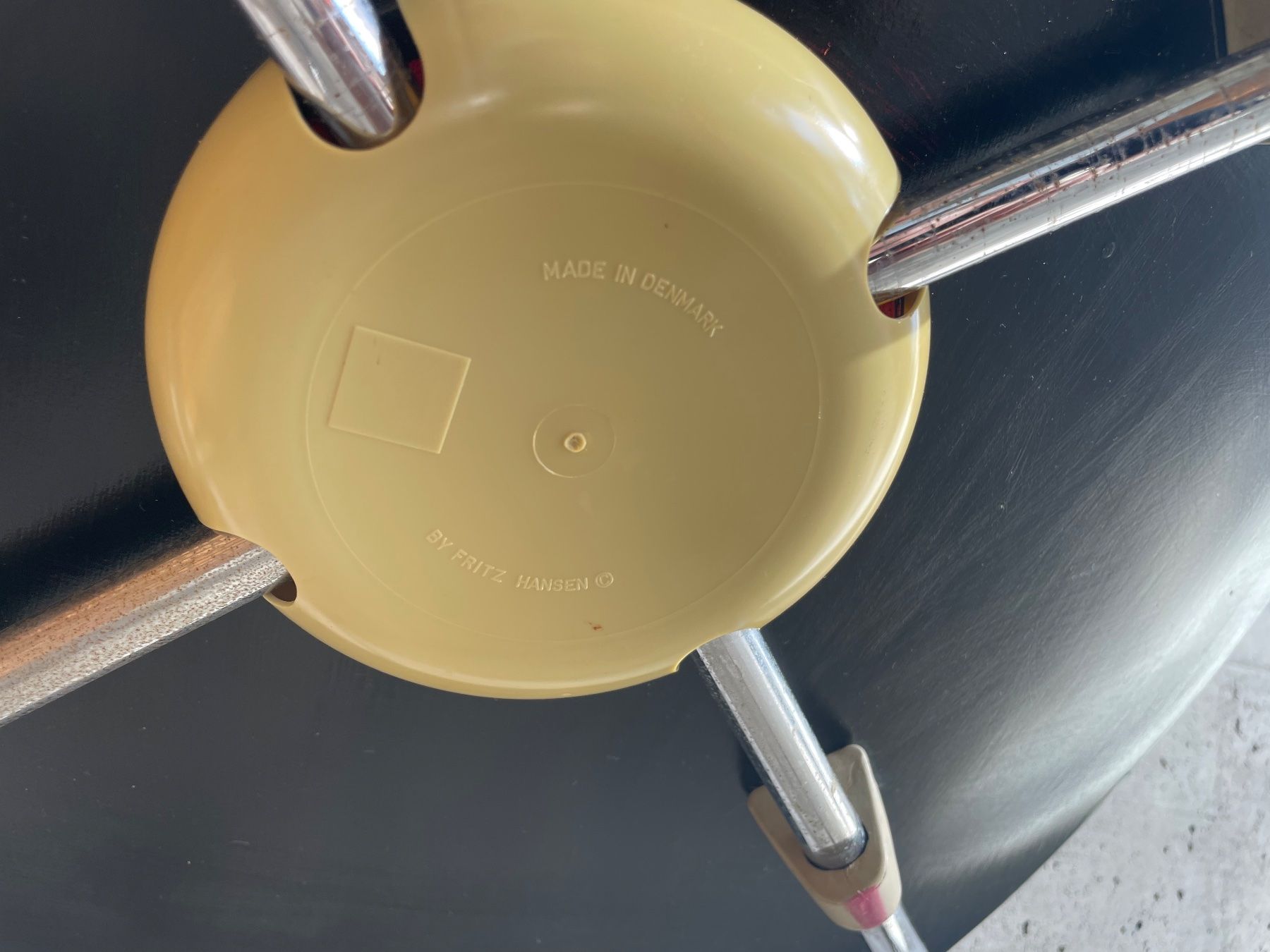 Fritz Hansen Sedie: Fritz Hansen Stuhl Kuhfell – Usato da Wiesendangen venduto da Blupics 4
