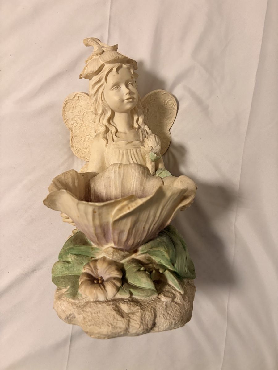 Statuette: Figur Fee mit Schale und Blumen Beige H ca 25cm – Nuovo (secondo la descrizione) da Basel venduto da MinaM2014
