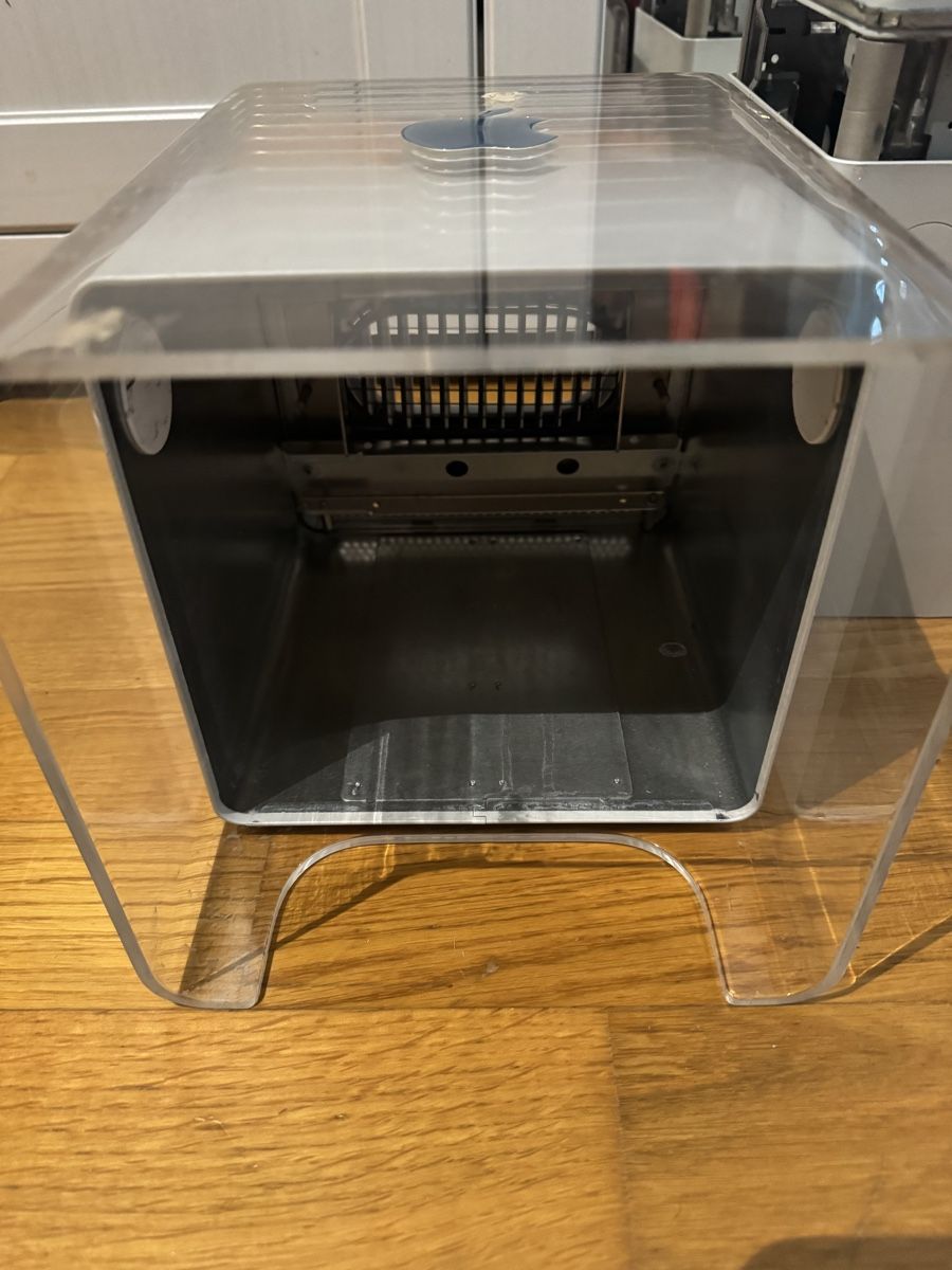 Apple Custodie: Apple Power Mac G4 Cube Gehäuse Ersatzteile – Difettoso da St. Gallen venduto da gonzovaldez 1