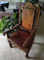 Antiker Barock Armlehnsessel, Holz mit genietetem Lederbezug