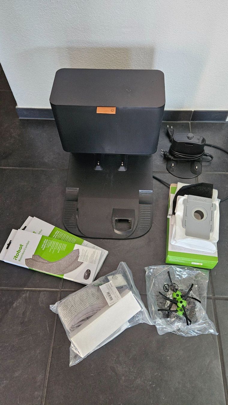 Irobot Aspirapolveri & Accessori: Home Base / Basisstation iRobot j7+ mit Zubehör – Usato da Zug venduto da Banhoelzler