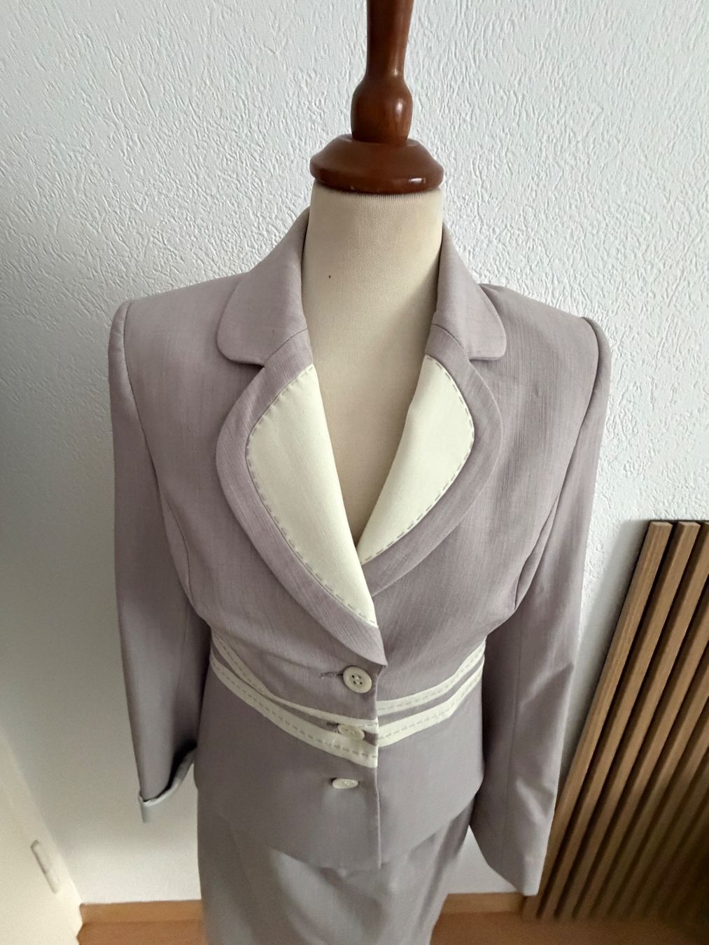 Kostüme: Damen Kostüm 36 – Gebraucht aus Liestal von Goldart 1