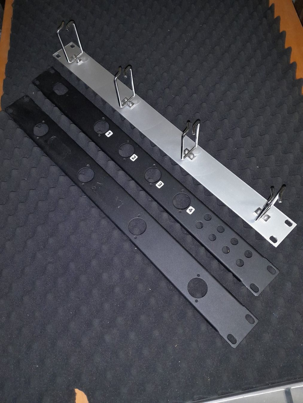 Supporti a parete: Rackblende / Blindabdeckung 1HE - Schwarz – Usato da Steffisburg venduto da FutureOne 1