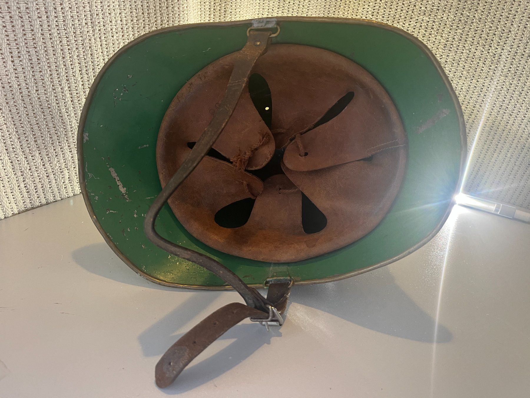 Pompieri: Antiken Schweizer Feuerwehrhelm, vermutlich um 1920 – Usato da Frutigen venduto da Baddad 3