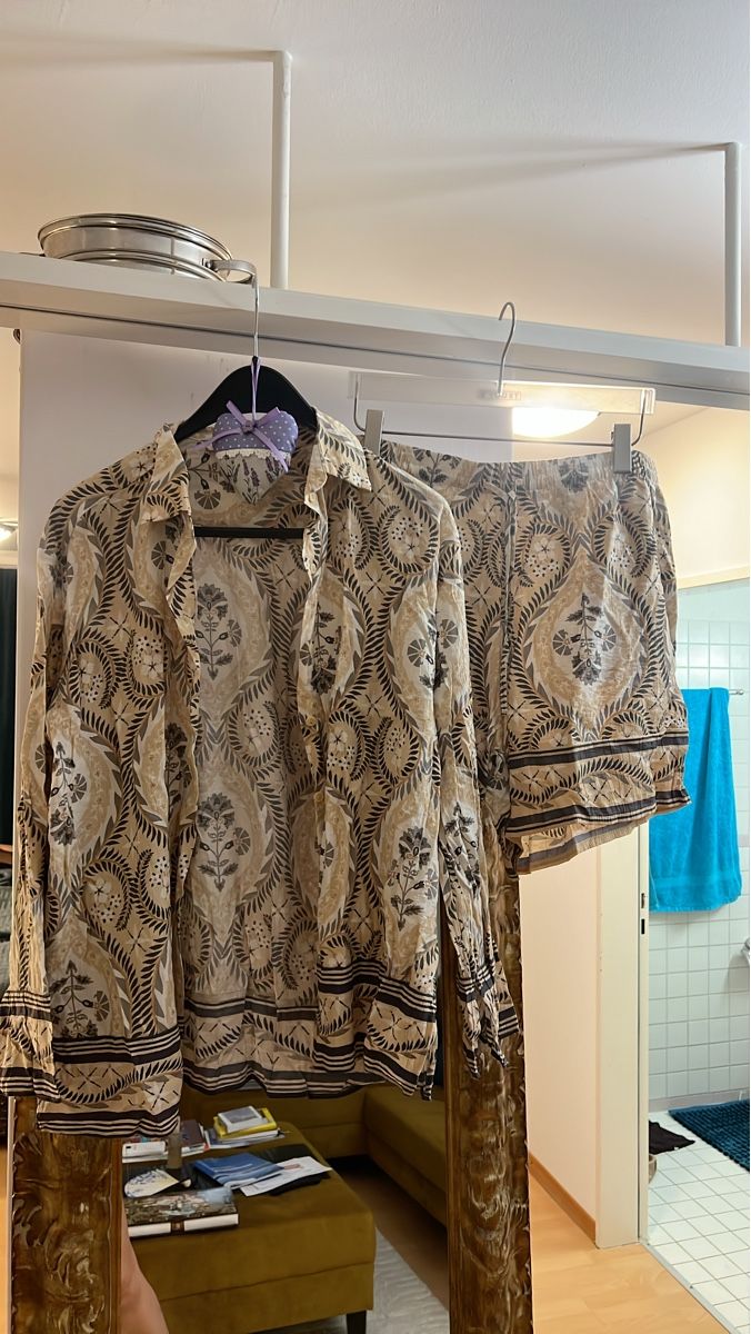 H&M Camicette: Sommer Hemdbluse M mit Blumenmuster und kurze Hose L – Nuovo (secondo la descrizione) da Zürich venduto da gri_bdj5