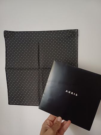 Akris Seidenfoulard, Schwarz mit weissen Punkten