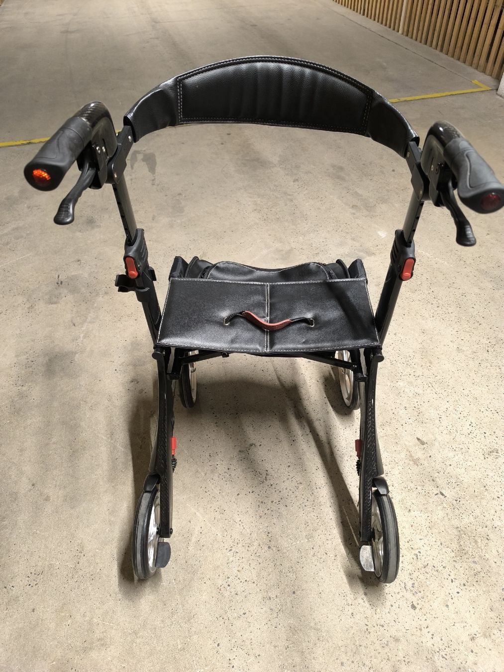 Ausili per la deambulazione: Rollator aus Carbon – Difettoso da Allschwil venduto da BezoBezo 1