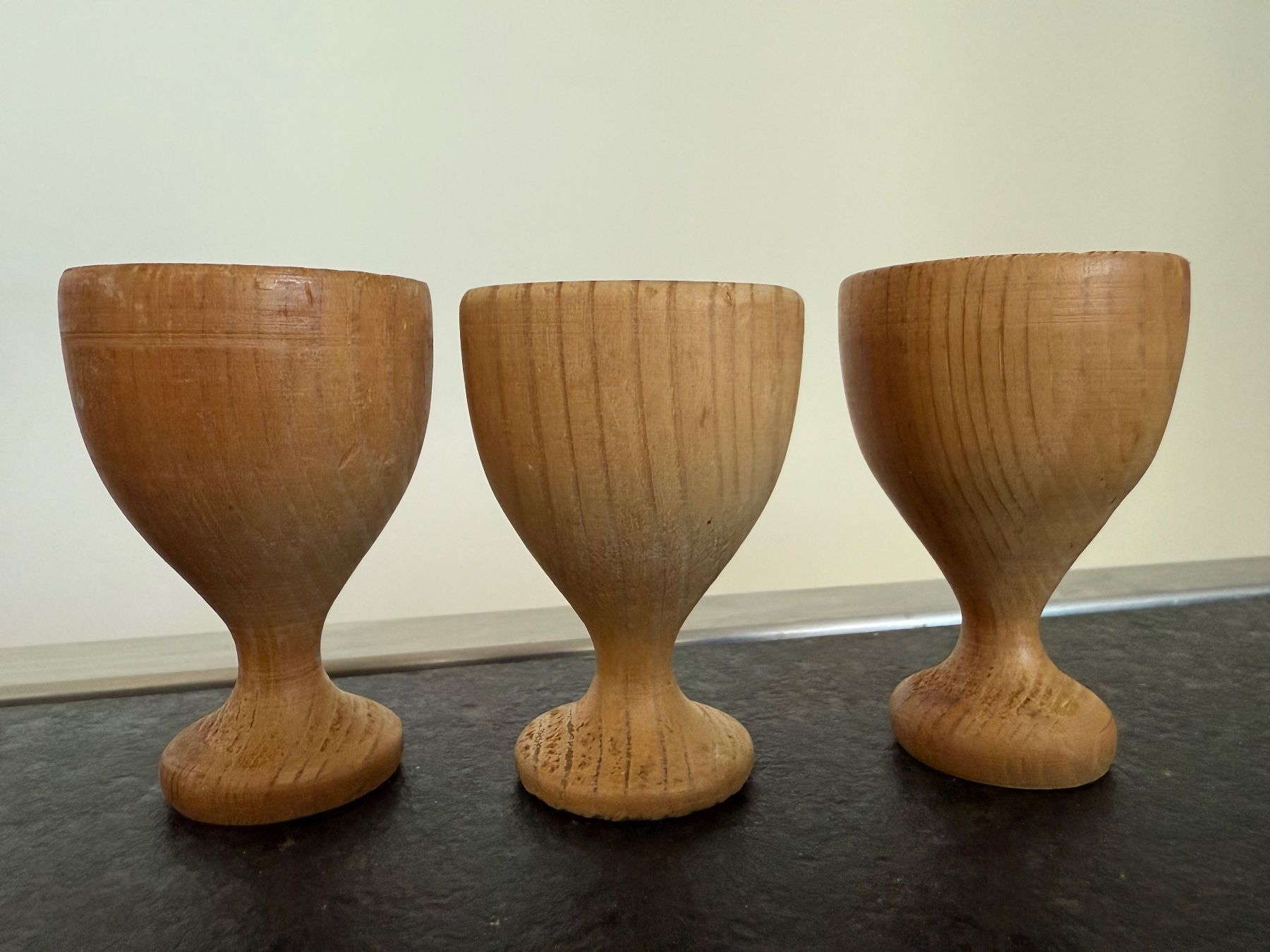 Altre Stoviglie: 3 Vintage Eierbecher aus Holz – Usato da Basel venduto da Rouge. 3
