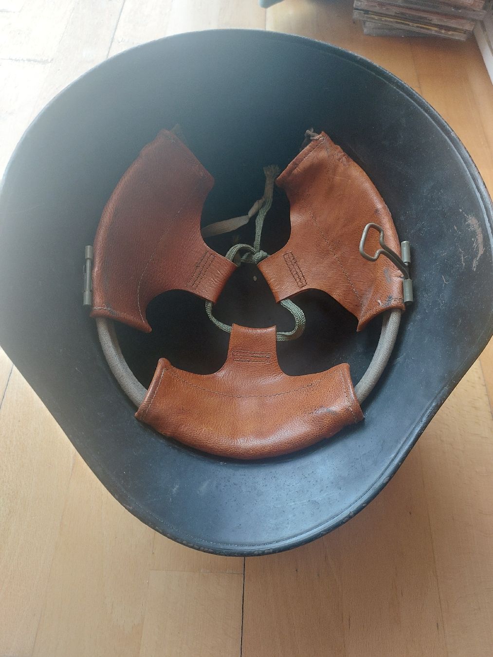 Schweizer Armee Antike Kleidung & Accessoires: Uralter Millitärhelm – Gebraucht aus Landquart von Cedes 2