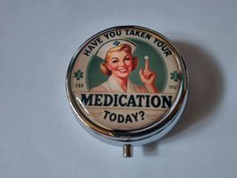 Pillendose mit Krankenschwester-Motiv – ein Blickfang!