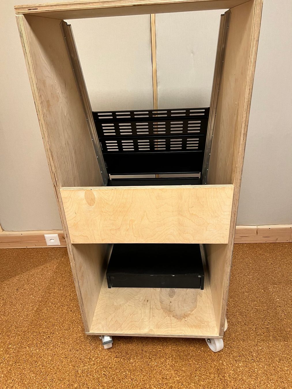 Altri accessori: Studio Rack mit viel Platz, einer Schublade & div. Blenden – Usato da Baar venduto da Berick 2