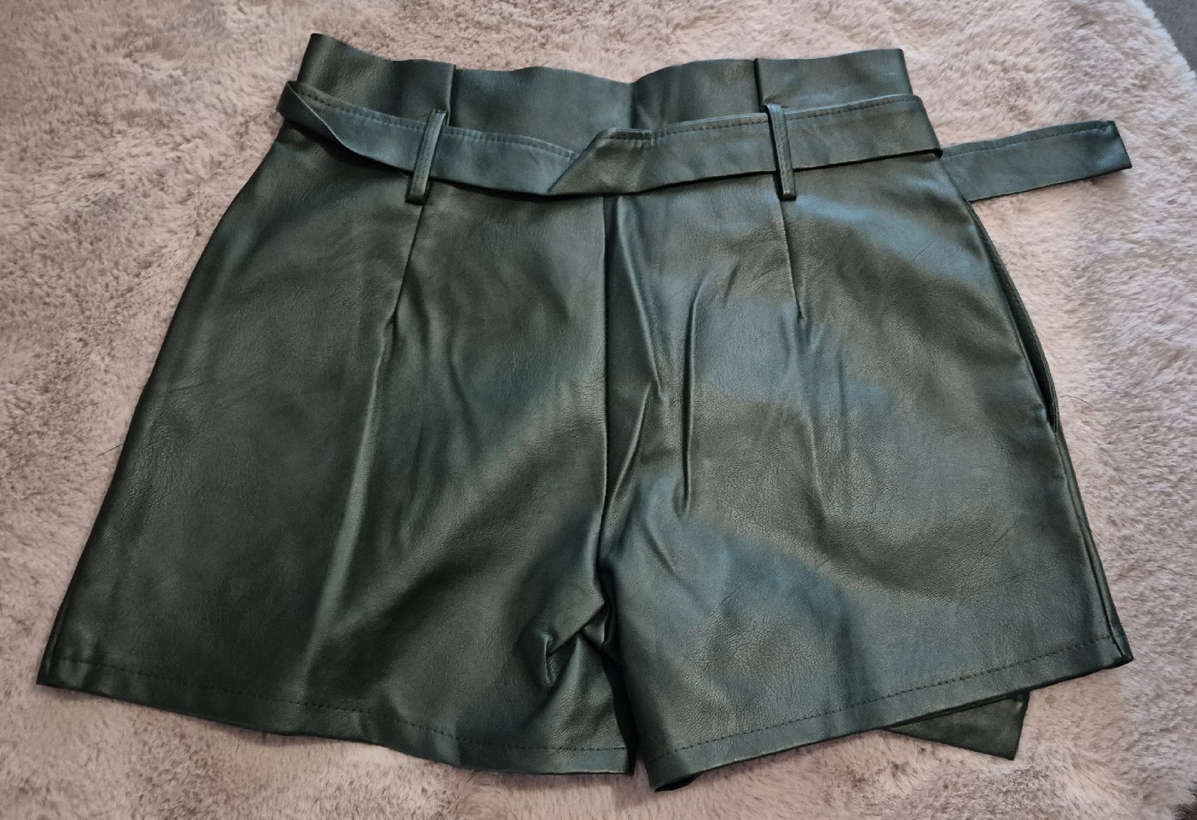 Hosen: Short vert simili cuir avec ceinture – Gebraucht aus Le Locle von Arya4 2