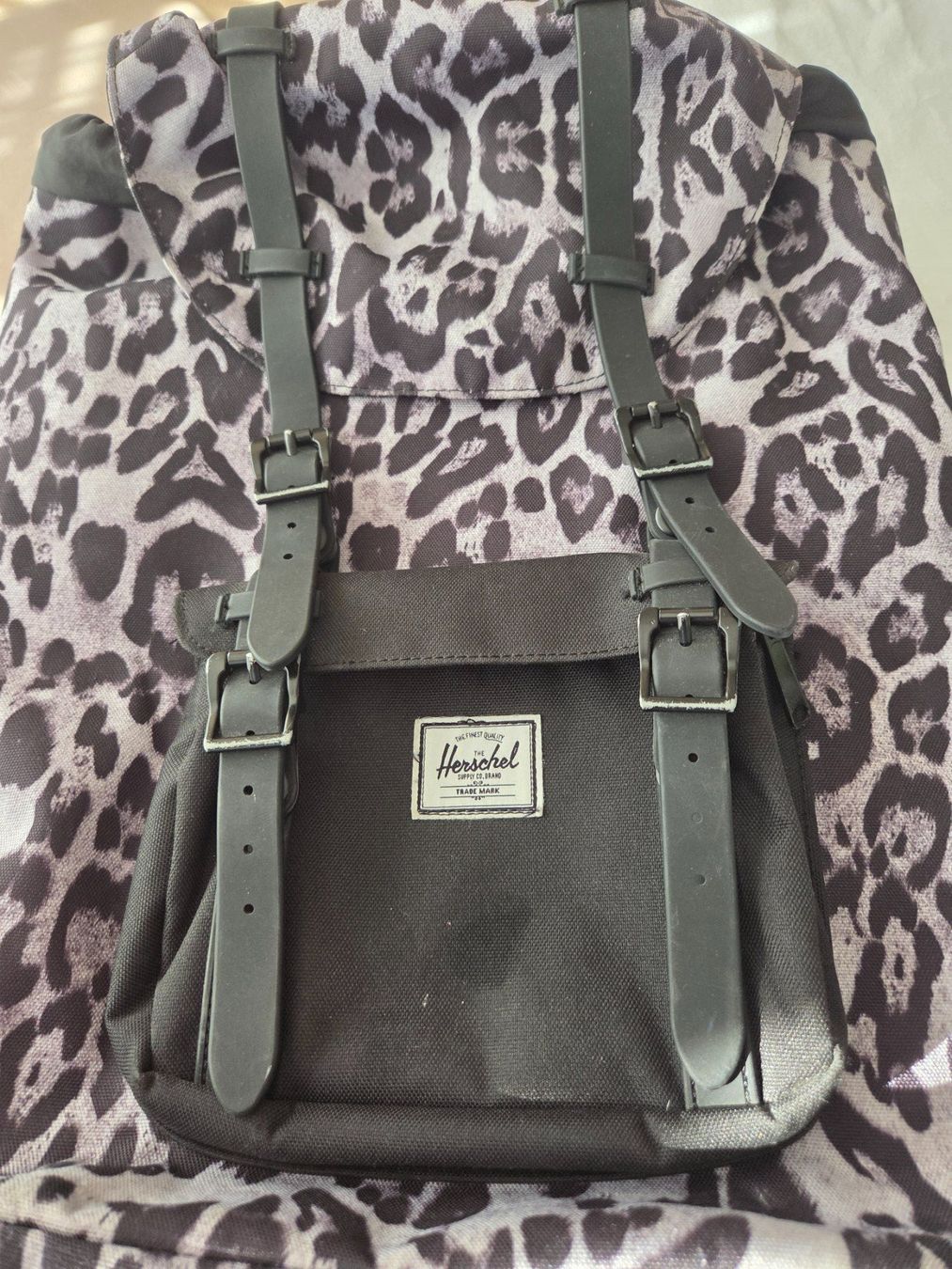 Zaini: Herschel Rucksack, neuwertig, Leoprint - ein Hingucker! – Nuovo (secondo la descrizione) da Chur venduto da Babell