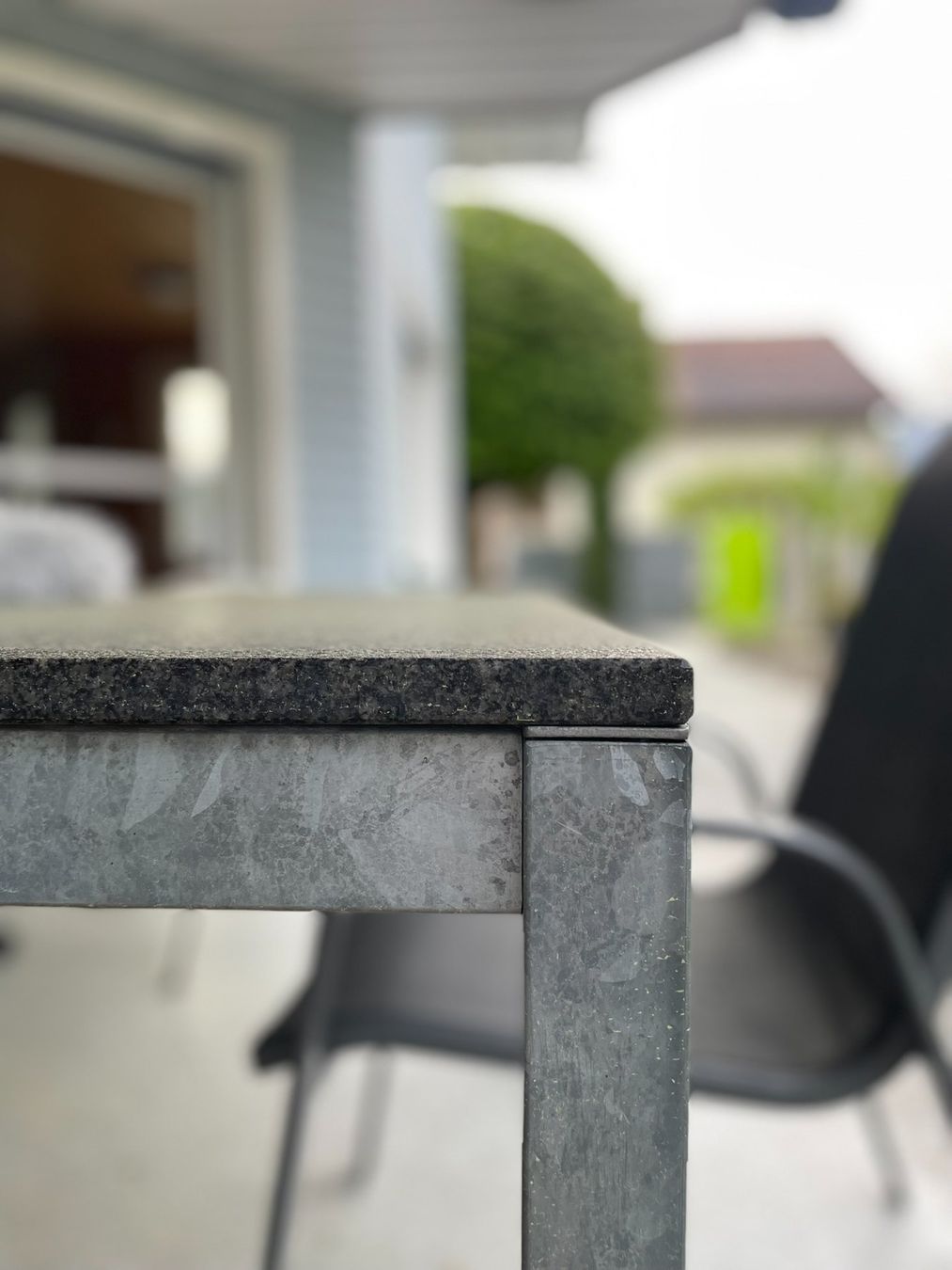 Tavoli: 2 Stück Gartentische Granit 130 x 130cm – Usato da Niederteufen venduto da rabaumann
