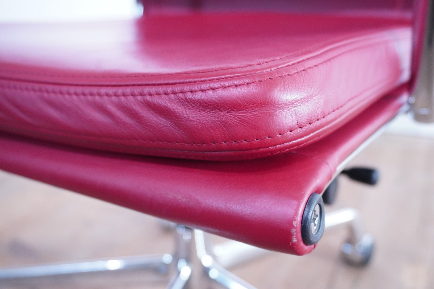 Vitra Sedie: Vitra Eames Soft Pad Chair EA217 Leder rot – Usato da Bad Zurzach venduto da QLASSIQ 6