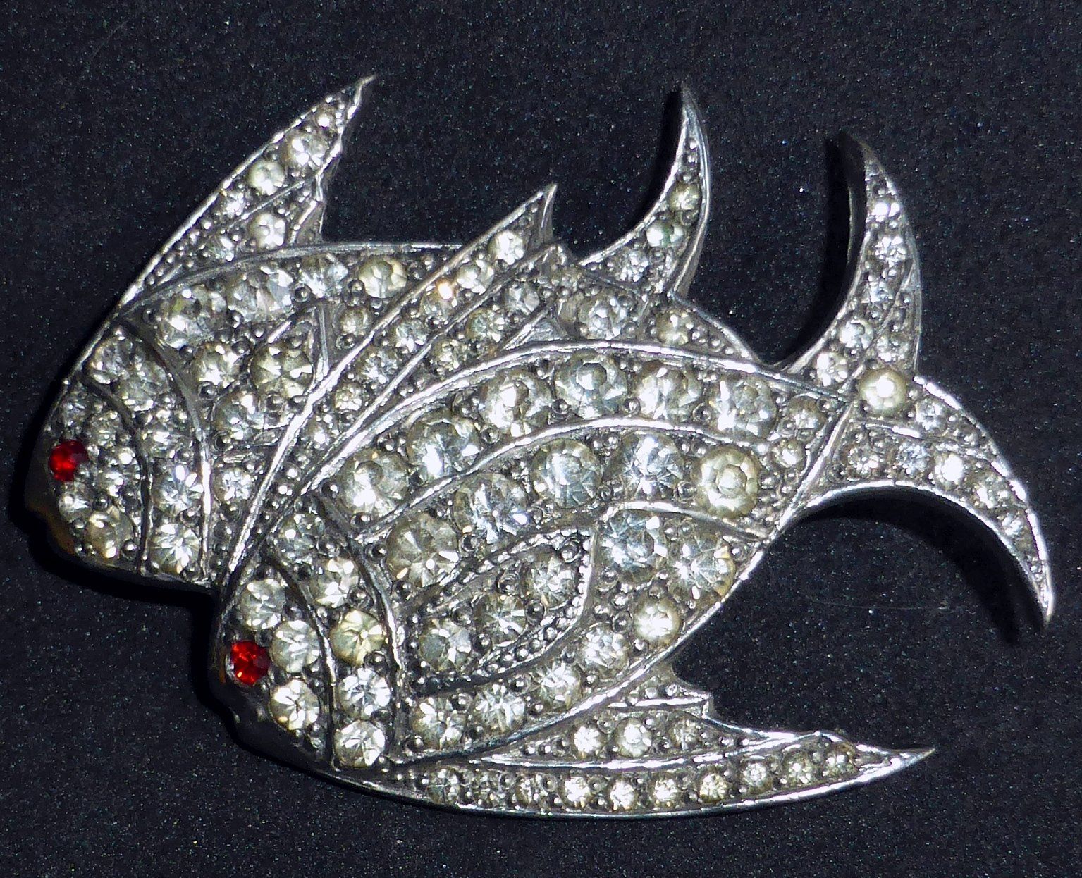 Spille & Fermagli: Hübsche Art Deco Strass-Brosche mit zwei Fischen – Usato da Sonceboz-Sombeval venduto da Artdecolove 1