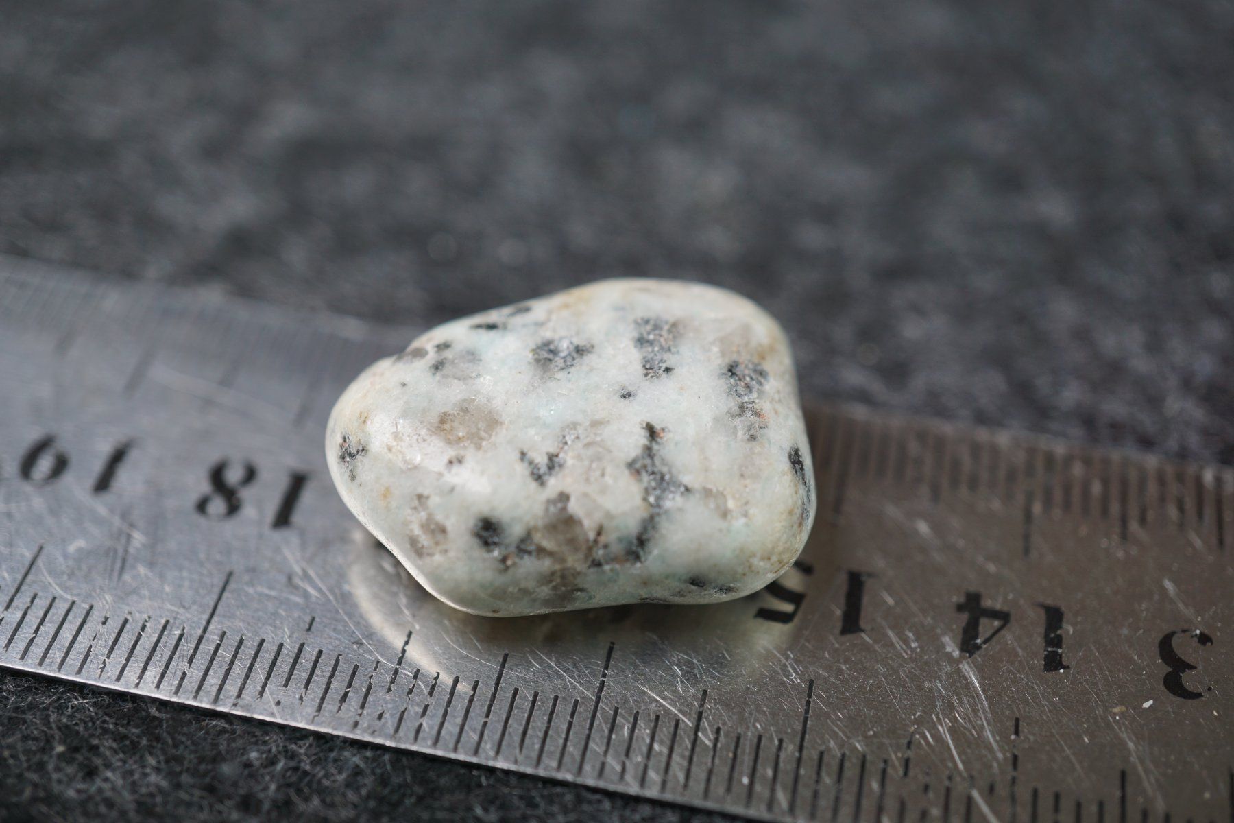 Mineralien & Heilsteine: Kiwi Stone  Trommelstein  ab 1.- – Neu und originalverpackt aus Eschenbach SG von  1