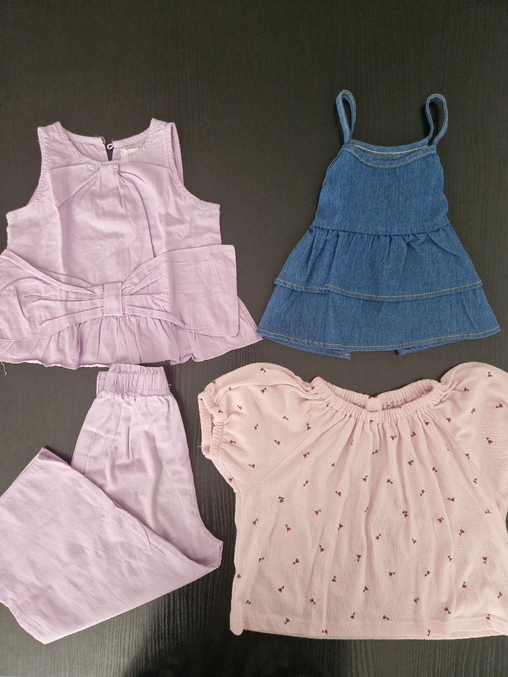 Lotti & Set di vestiti: Mädchen Top Set Grösse 98/110 – Usato da Hornussen venduto da Rysrys