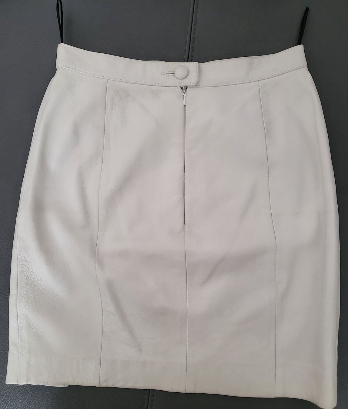 Completi & Tailleur: Veste et jupe en cuir. – Usato da Neuchâtel venduto da wikit 5