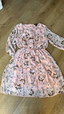 Jolie robe d'été de couleur rose
