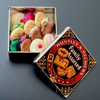 Keksdose (gefüllt) f/Puppenstuben. Handarbeit/GB. NP 18.0