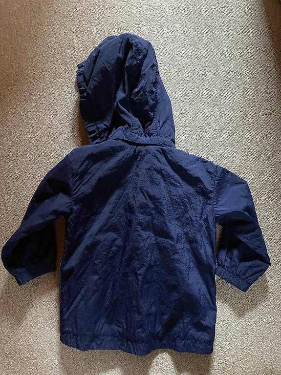 Jacken & Mäntel: Windjacke Grösse 86 mit Kapuze neuwertig – Gebraucht aus Oberterzen von fla_2f9q 1