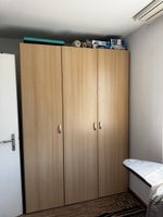 Grosser Kleiderschrank mit viel Stauraum, Top Zustand!