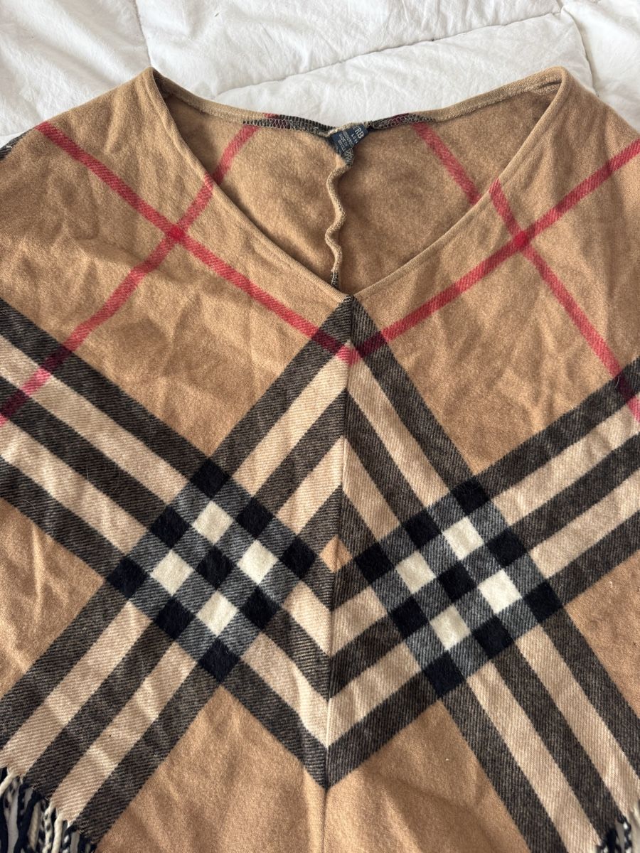 Burberry Altro in Moda donna: Poncho Burberry cachemire authentique taille unique idéal – Usato da Genève venduto da lejardindesvetements 1