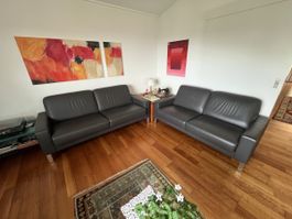 Zwei Ledersofas anthrazit mit Metallfüssen guter Zustand
