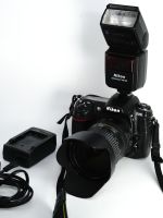 Nikon D300 mit viel Zubehör. Teilweise kleine Defekte